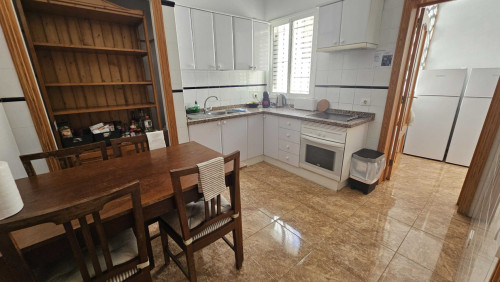 Comfortable Vibrant House w/ Workspaces + Terrace