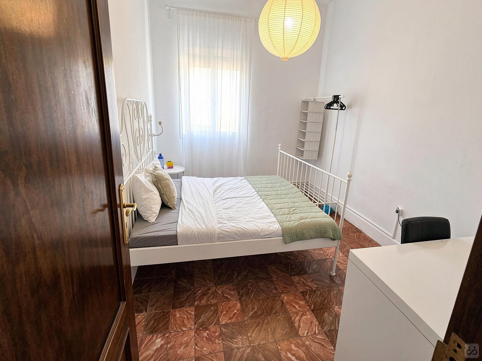Private Room - Comfortable Vibrant House w/ Workspaces + Terrace Apartment - Gallery - 6