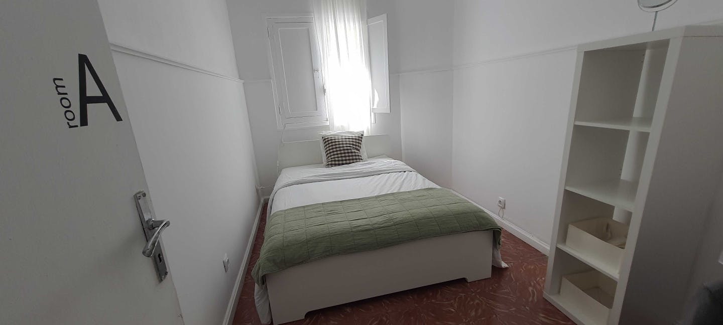 Private Room - Comfortable Vibrant House w/ Workspaces + Terrace Apartment - Gallery - 36