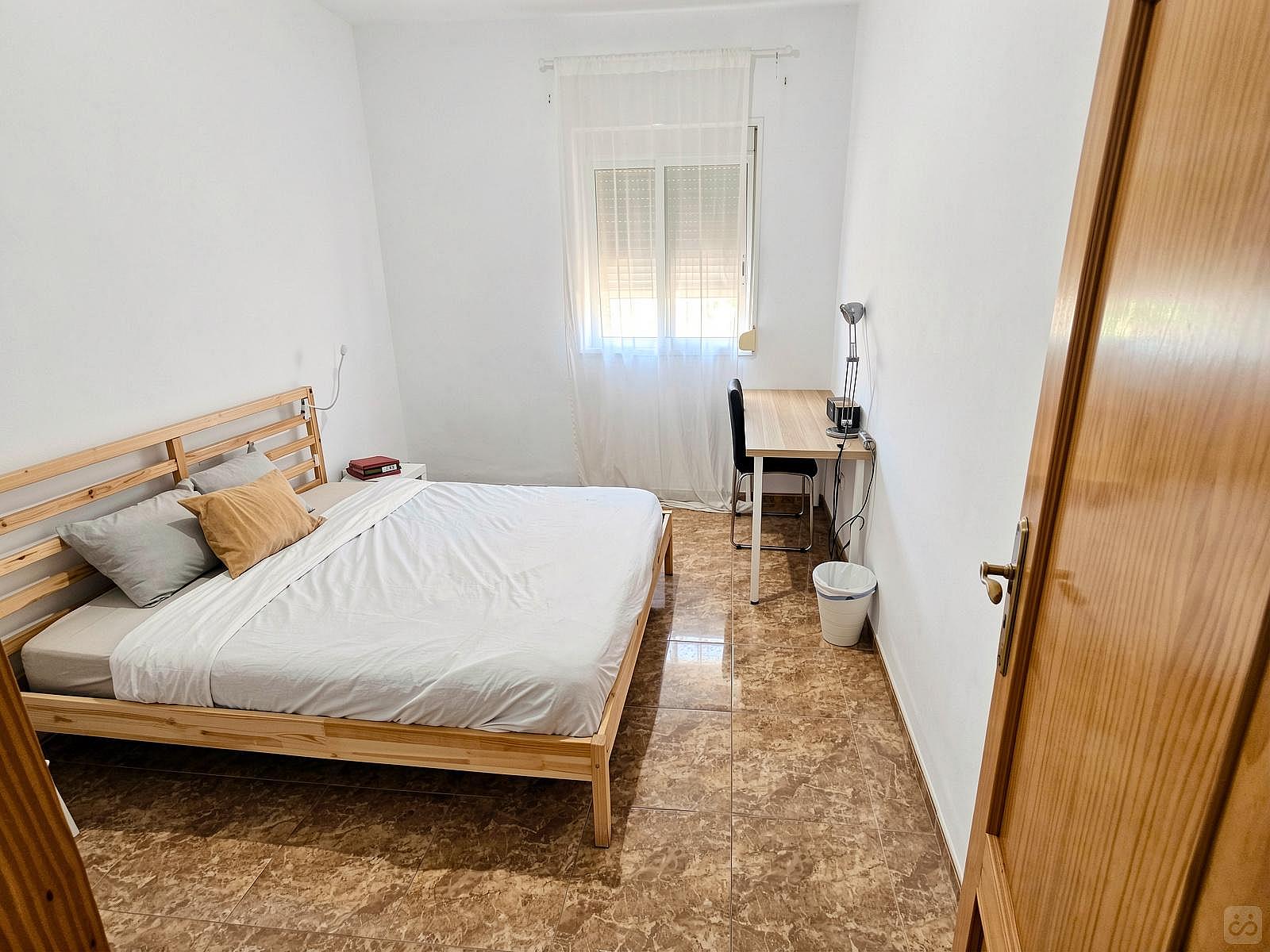 Private Room - Comfortable Vibrant House w/ Workspaces + Terrace - Gallery - 20