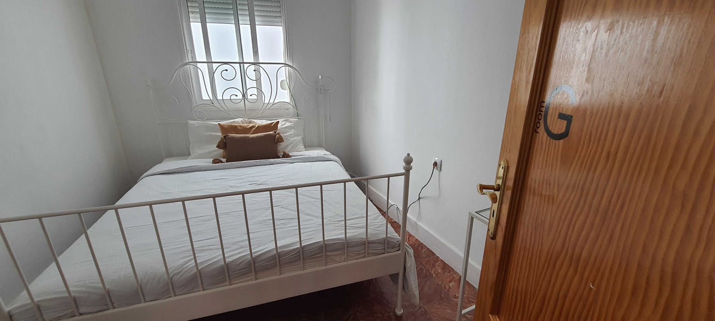 Private Room - Comfortable Vibrant House w/ Workspaces + Terrace Apartment - Gallery - 37