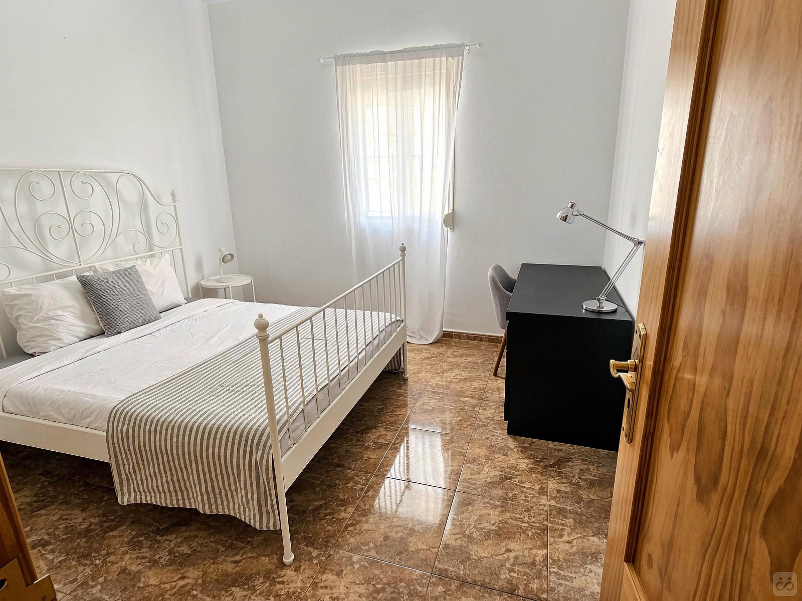 Private Room - Comfortable Vibrant House w/ Workspaces + Terrace Apartment - Gallery - 2