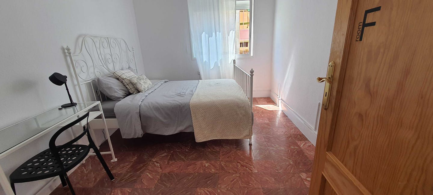 Private Room - Comfortable Vibrant House w/ Workspaces + Terrace - Gallery - 24