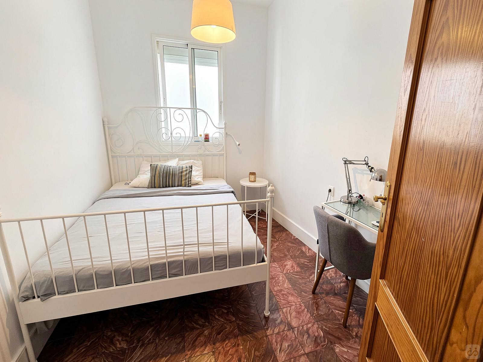 Private Room - Comfortable Vibrant House w/ Workspaces + Terrace Apartment - Gallery - 4