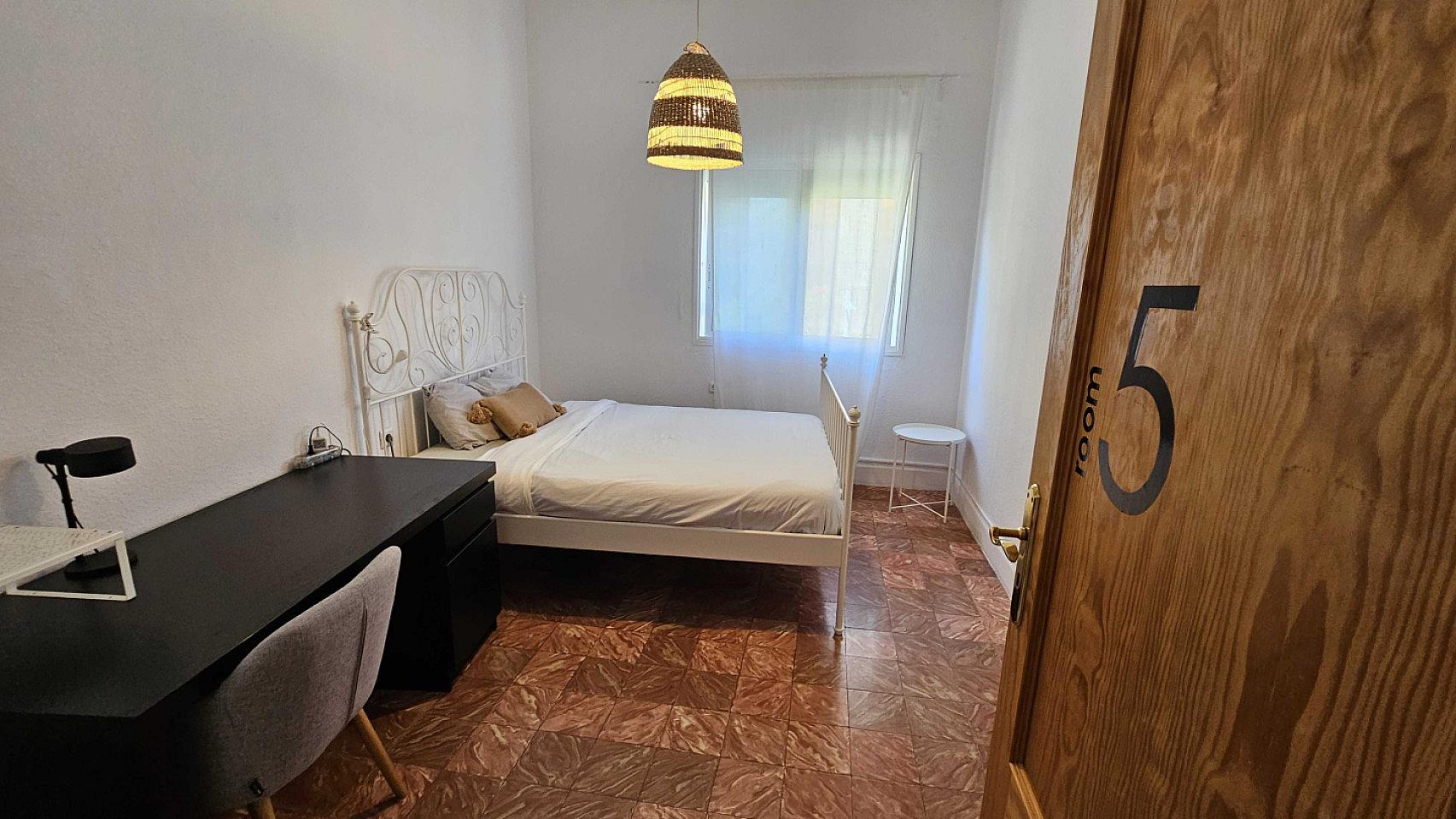 Private Room - Comfortable Vibrant House w/ Workspaces + Terrace Apartment - Gallery - 12