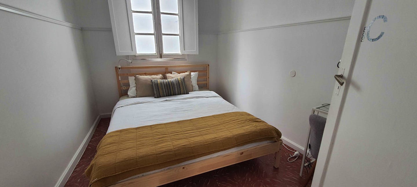 Private Room - Comfortable Vibrant House w/ Workspaces + Terrace Apartment - Gallery - 28