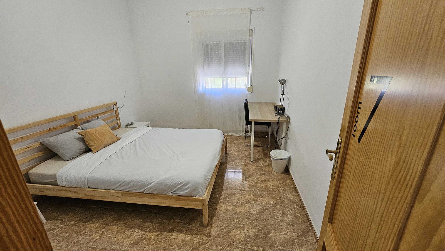 Private Room - Comfortable Vibrant House w/ Workspaces + Terrace Apartment - Gallery - 10