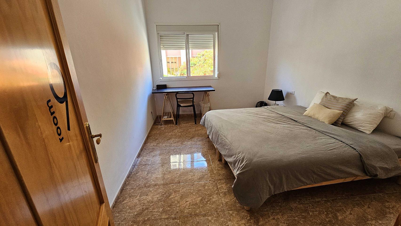 Private Room - Comfortable Vibrant House w/ Workspaces + Terrace Apartment - Gallery - 8