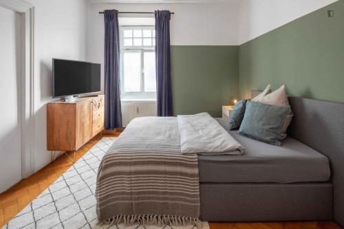 Single bedroom in a stunning 5 bedroom apartment close by Viktualienmarkt