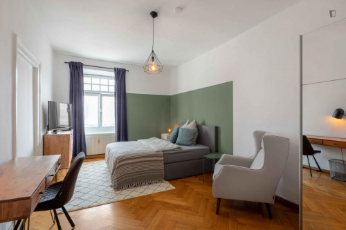 Single bedroom in a stunning 5 bedroom apartment close by Viktualienmarkt