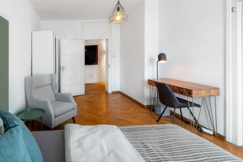 Single bedroom in a stunning 5 bedroom apartment close by Viktualienmarkt