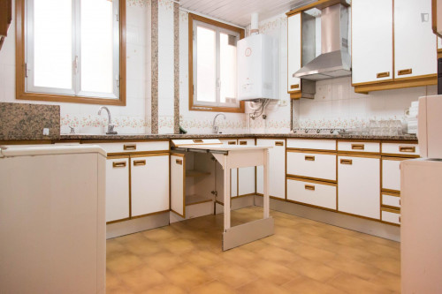 Alluring double bedroom close to Universitat metro station - Gallery - 7