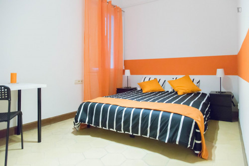Alluring double bedroom close to Universitat metro station