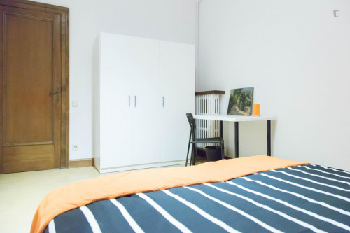 Alluring double bedroom close to Universitat metro station