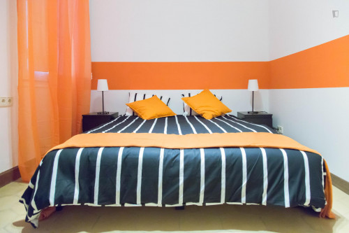 Alluring double bedroom close to Universitat metro station
