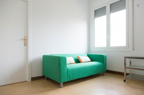 Alluring double bedroom close to Universitat metro station