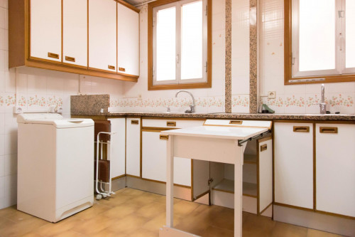 Alluring double bedroom close to Universitat metro station - Gallery - 8