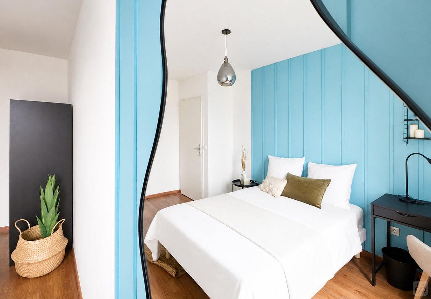 Industrial 12 M² Style Bedroom For Rent - 1