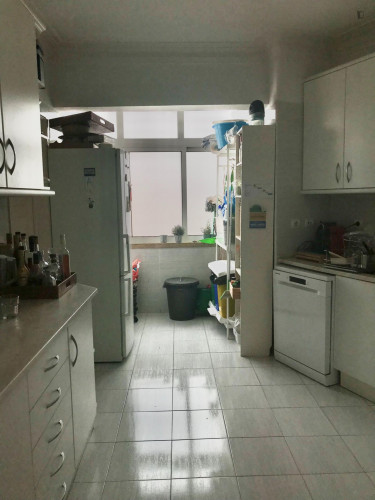 Cosy single bedroom with a private bathroom in a 4-bedroom flat  - Gallery -  5