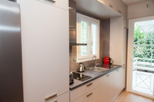 Aurora: Bright 1st floor 1-bedroom flat in Glyfada with balconies all around