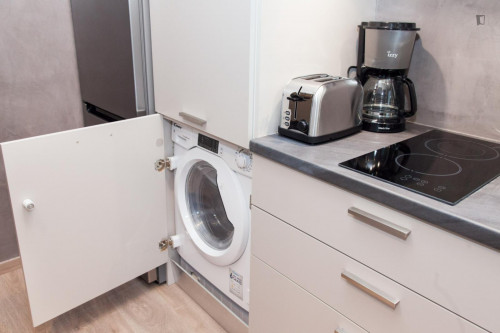 Aurora: Bright 1st floor 1-bedroom flat in Glyfada with balconies all around