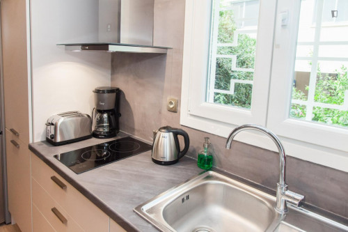 Aurora: Bright 1st floor 1-bedroom flat in Glyfada with balconies all around