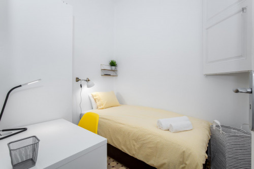 Snug single bedroom near the Rocafort metro - Gallery - 10