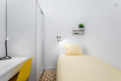 Snug single bedroom near the Rocafort metro - Gallery - 17