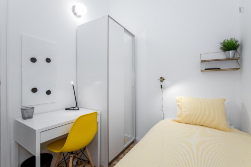 Snug single bedroom near the Rocafort metro - Gallery - 16
