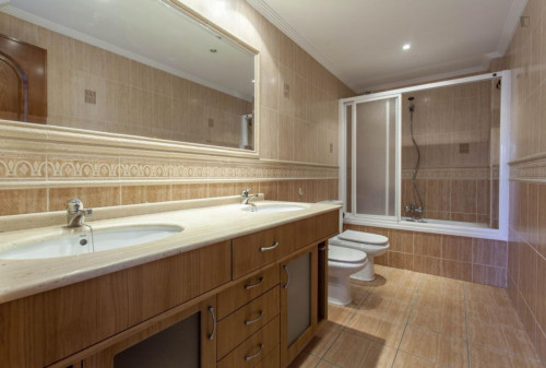 Welcoming double bedroom in a student flat, in Camins al Grau - Gallery - 12
