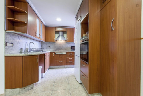 Welcoming double bedroom in a student flat, in Camins al Grau - Gallery - 6