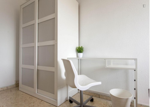 Welcoming double bedroom in a student flat, in Camins al Grau - Gallery - 2