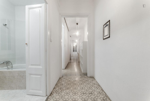 Bright double bedroom in L'Example