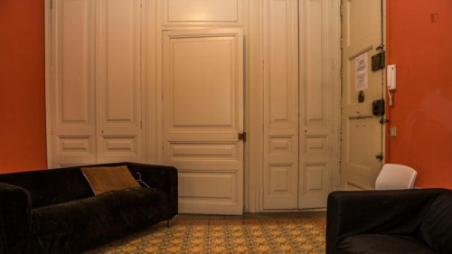 Double bedroom in 8-bedroom apartment