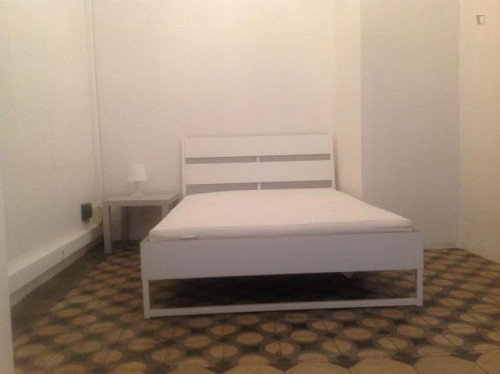 Double bedroom in 8-bedroom apartment