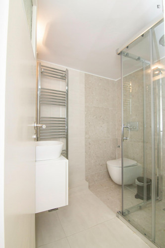 Modern and refurbished 2-bedroom flat with balconies and open plan layout  - Gallery -  5