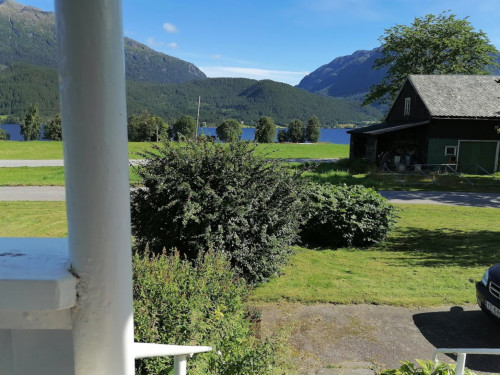 Remote Quiet Villa w/ Workspaces + Mountain Views