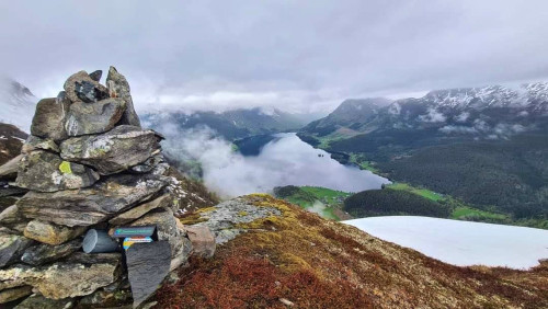 Remote Quiet Villa w/ Workspaces + Mountain Views