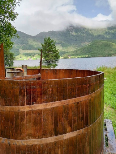 Remote Quiet Villa w/ Workspaces + Mountain Views