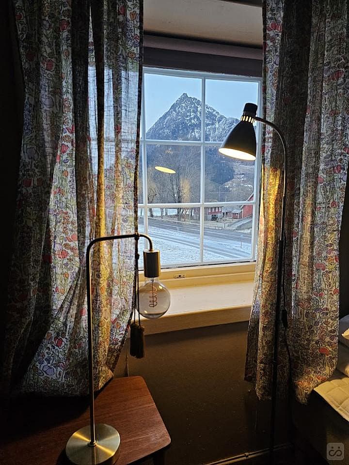  Upper Loft  -  Remote Quiet Villa w/ Workspaces + Mountain Views  - Gallery -  1
