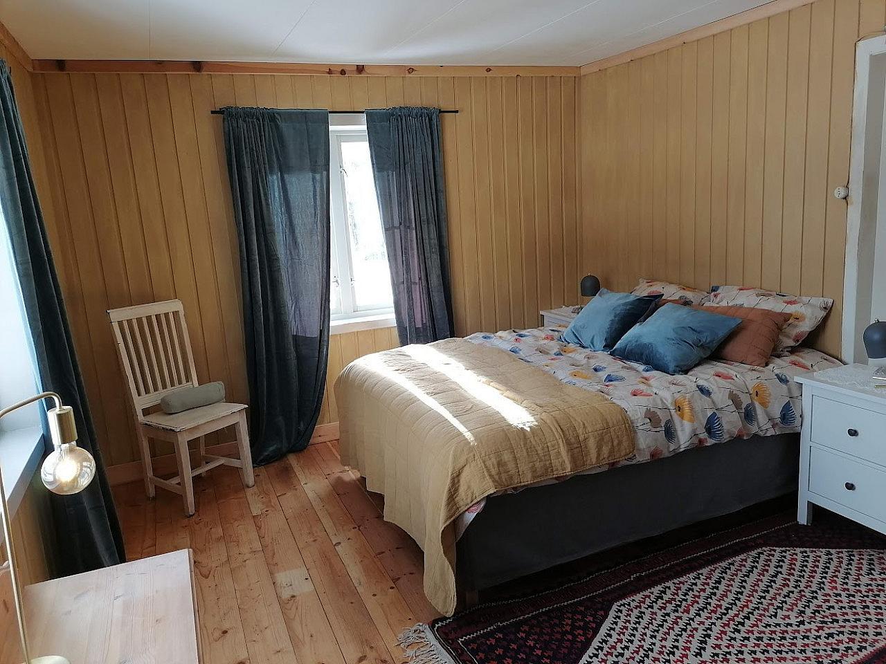  Private Room Xl Bed  -  Remote Quiet Villa w/ Workspaces + Mountain Views  - Gallery -  11