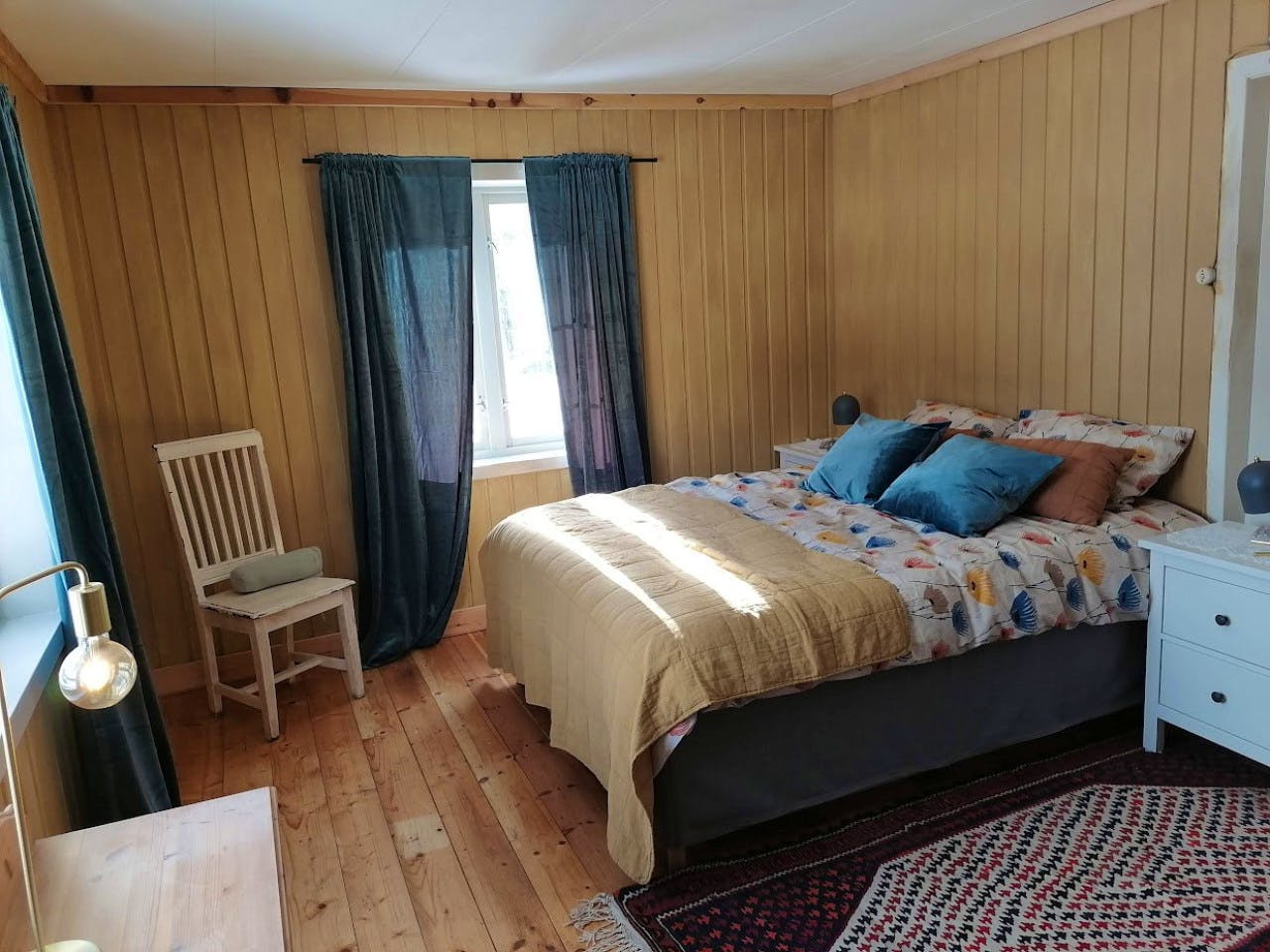  Private Room Xl Bed  -  Remote Quiet Villa w/ Workspaces + Mountain Views  - Gallery -  3