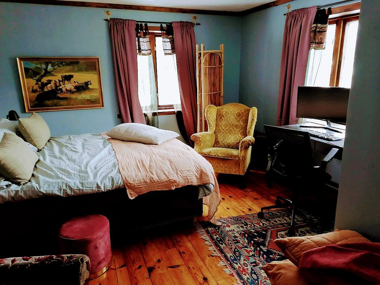  Private Room Xl Bed  -  Remote Quiet Villa w/ Workspaces + Mountain Views  - Gallery -  10