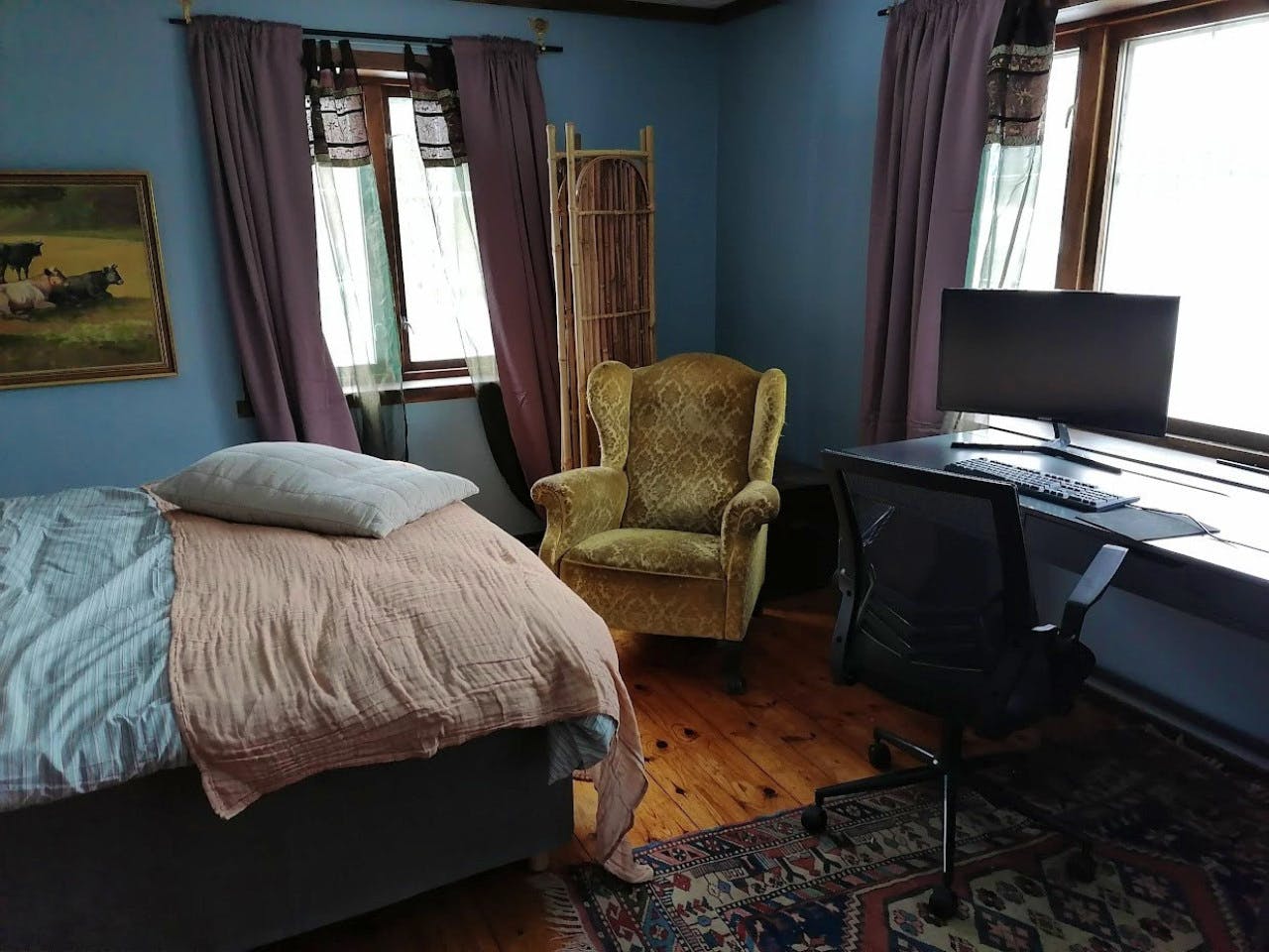  Private Room Xl Bed  -  Remote Quiet Villa w/ Workspaces + Mountain Views  - Gallery -  4