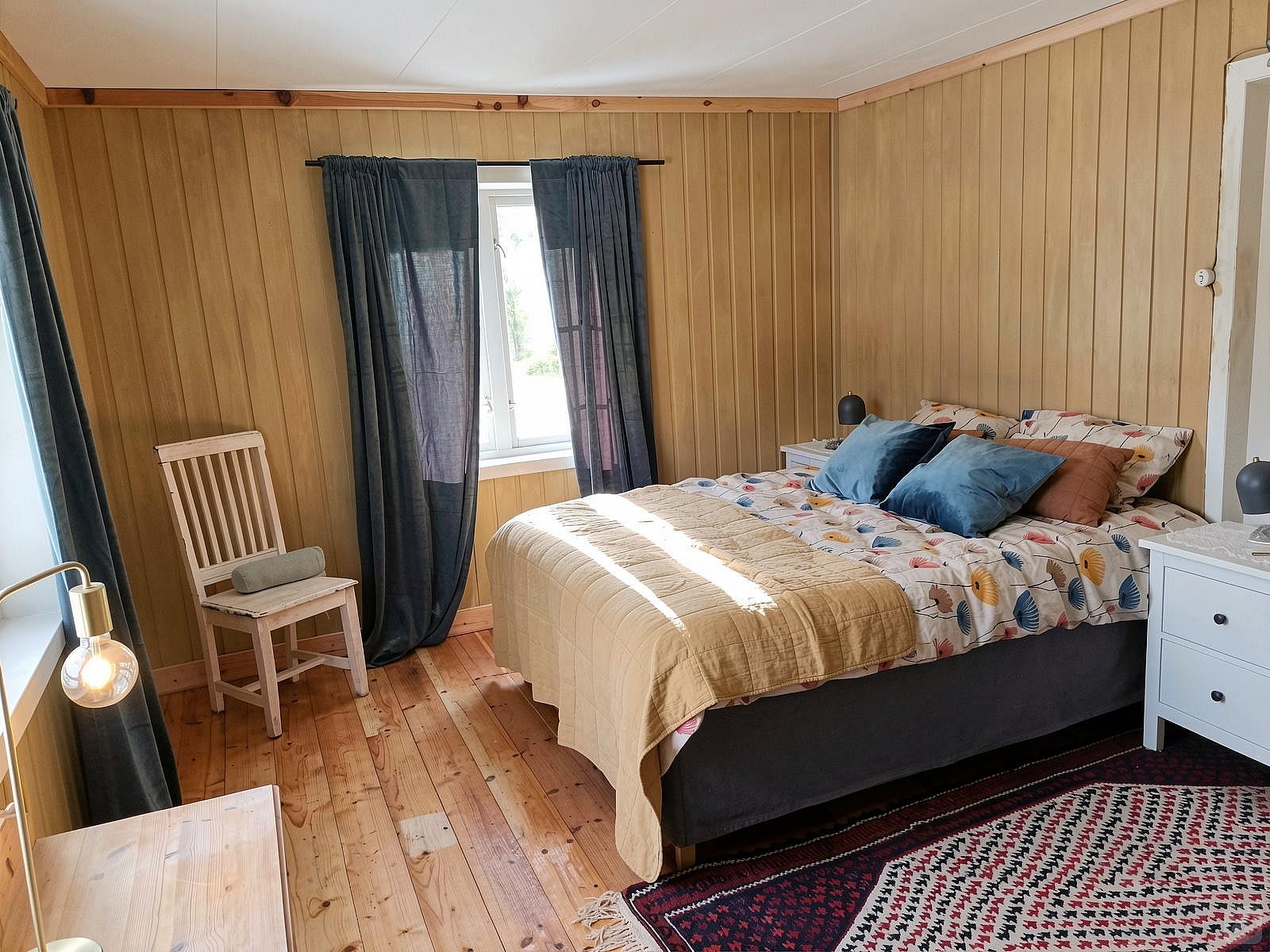  Private Room Xl Bed  -  Remote Quiet Villa w/ Workspaces + Mountain Views  - Gallery -  14