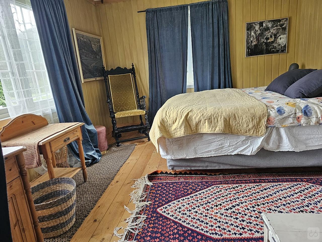  Private Room Xl Bed  -  Remote Quiet Villa w/ Workspaces + Mountain Views  - Gallery -  16