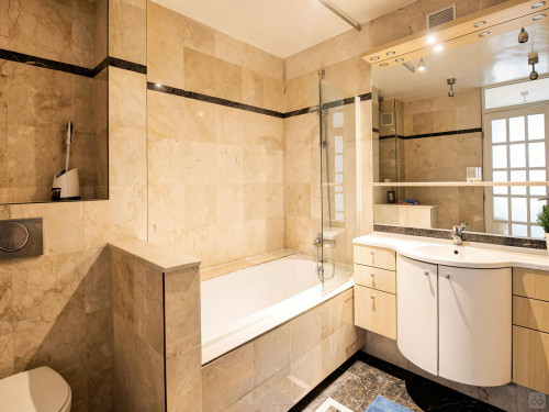 Bright and well appointed apartment located near the Sacré Cœur