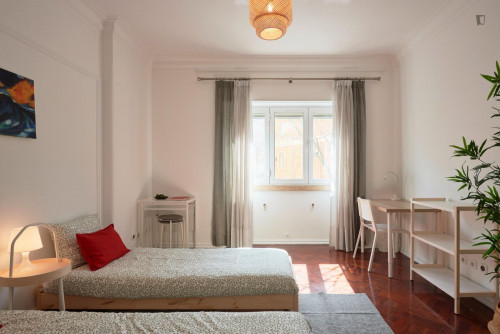 bright twin bedroom in Arroios