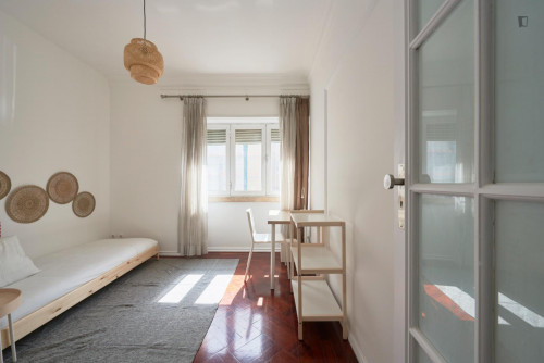 Cosy single bedroom in popular Arroios