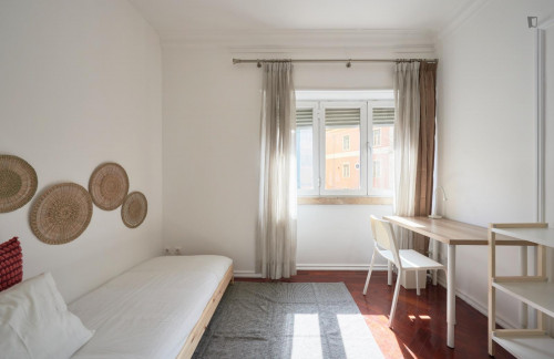 Cosy single bedroom in popular Arroios